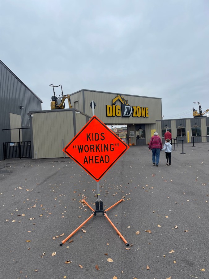 Dig,n Zone Entrance Kids working ahead sign