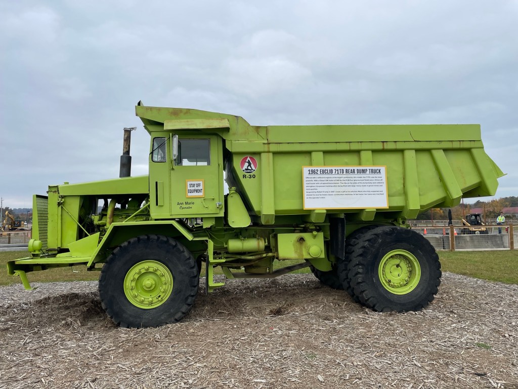 Dig,n Zone Vintage equipment dump truck