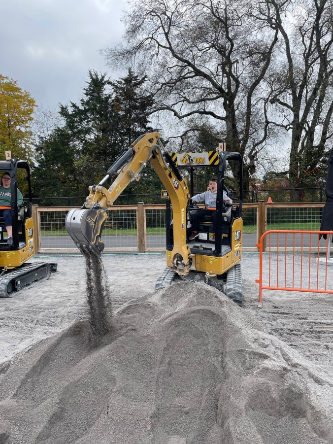 Dig,n Zone Dig'n Pit excavator digging in sand