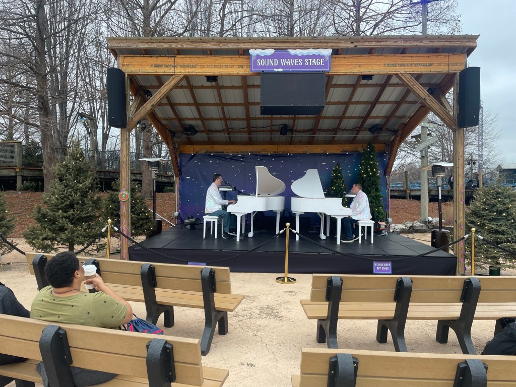 piano players at Kentucky Kingdom