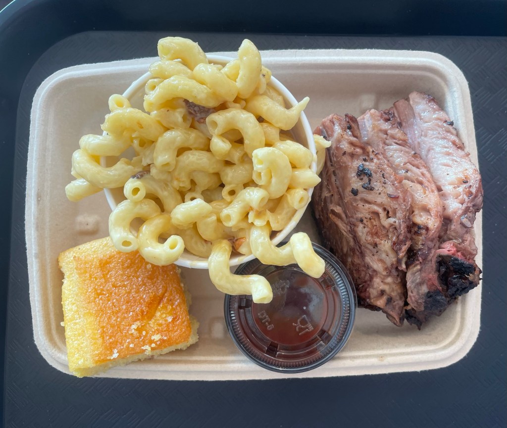 Firehouse BBQ restaurant brisket platterat Six Flags Over Georgia