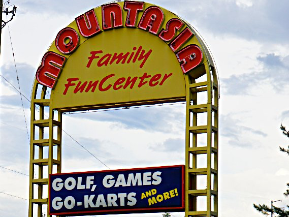 Mountasia Family Fun Center Sign
